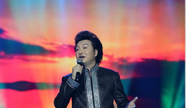 蒙古族歌手齐峰做客图片